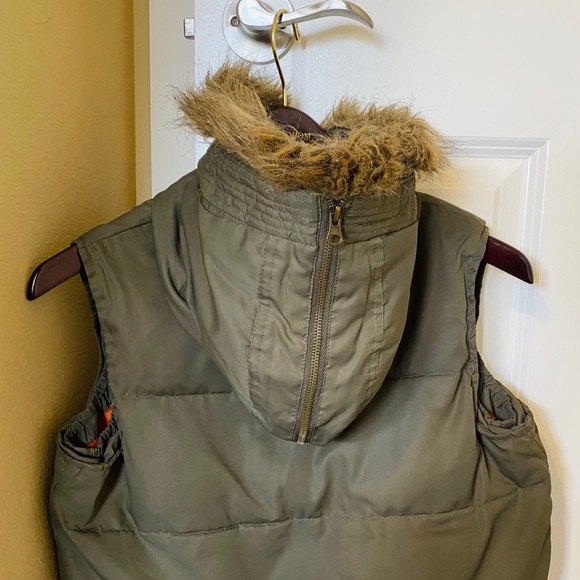 Green puffer hooded vest - Picture 3 of 4